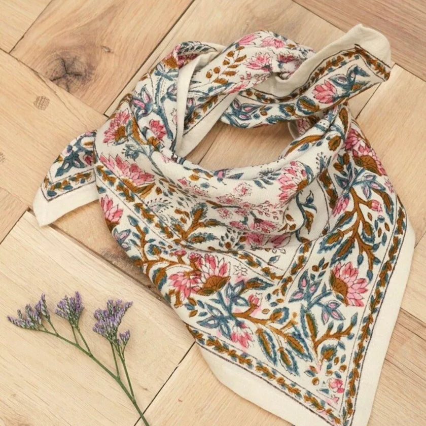 foulard fleuri beige et rose