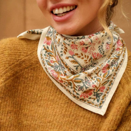 foulard fleuri beige et rose
