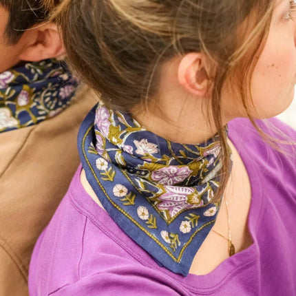 petit foulard bleu marine