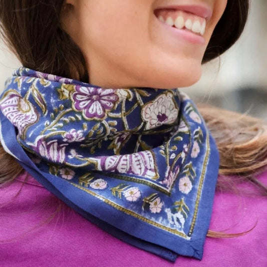 petit foulard bleu marine