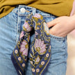 petit foulard bleu marine