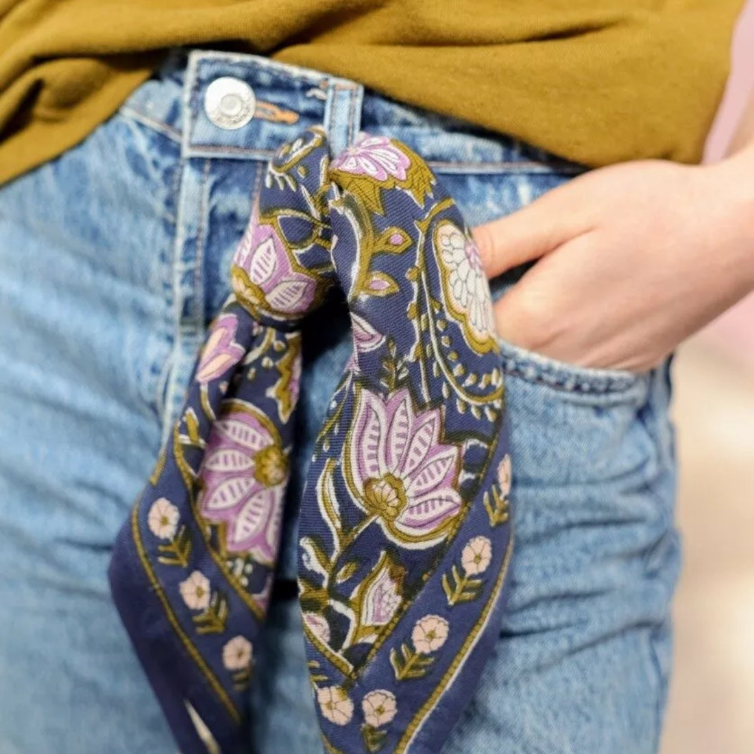 petit foulard bleu marine