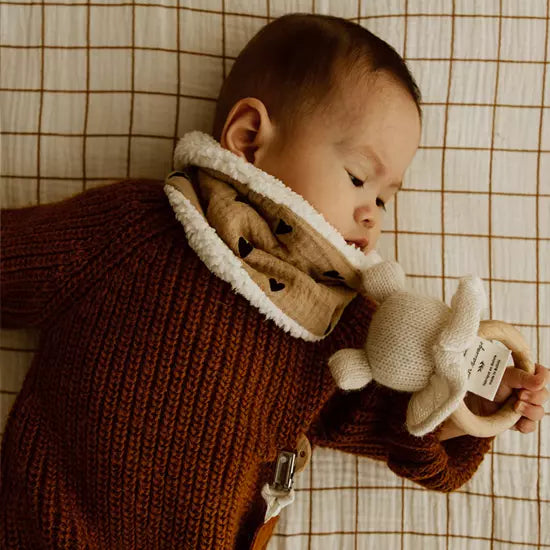 Tour de cou gaze de coton beige avec cœurs noirs