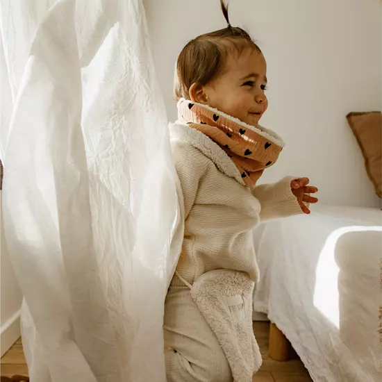 Tour de cou gaze de coton rose avec cœurs noirs