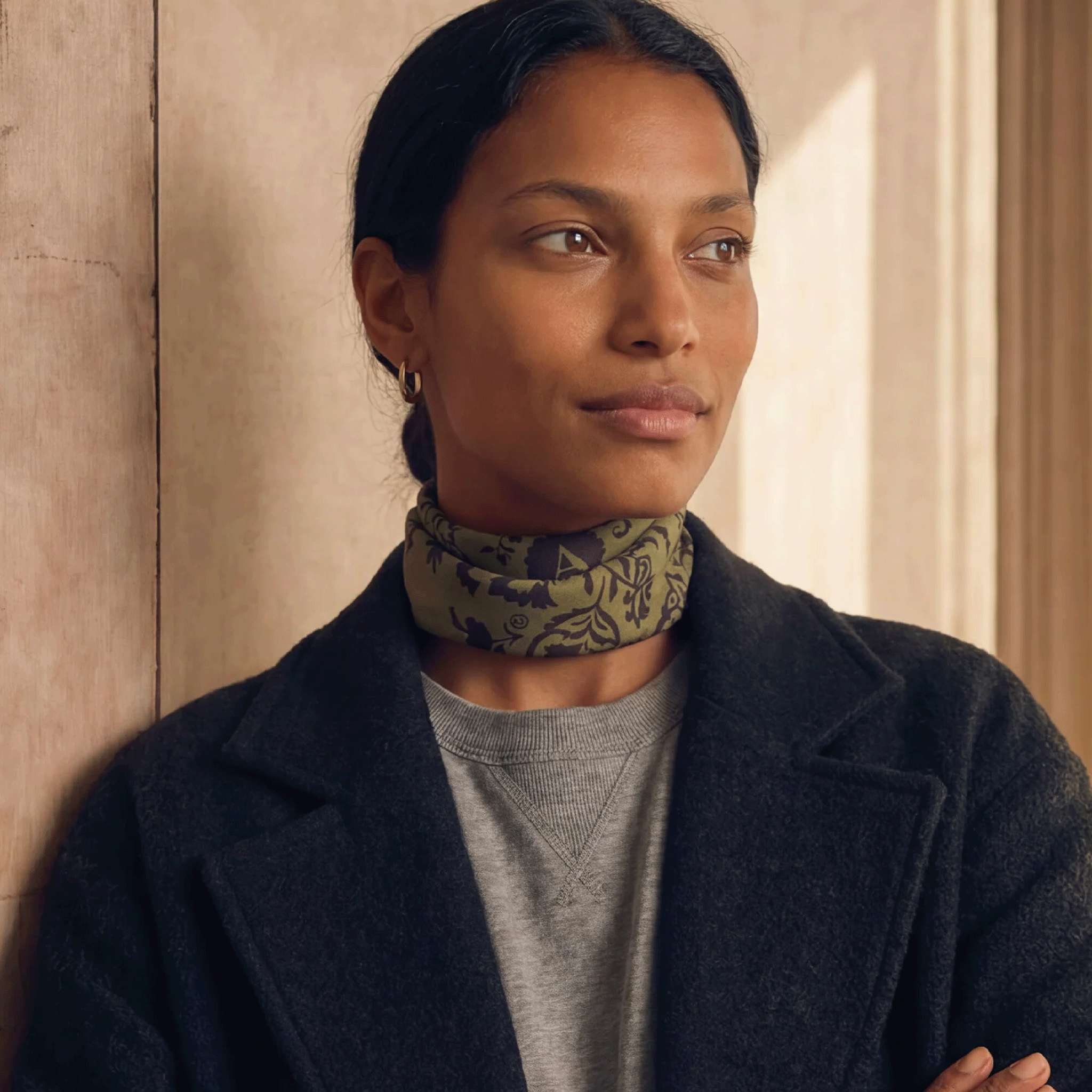 Bandana en soie Khaki – 70 × 70 cm