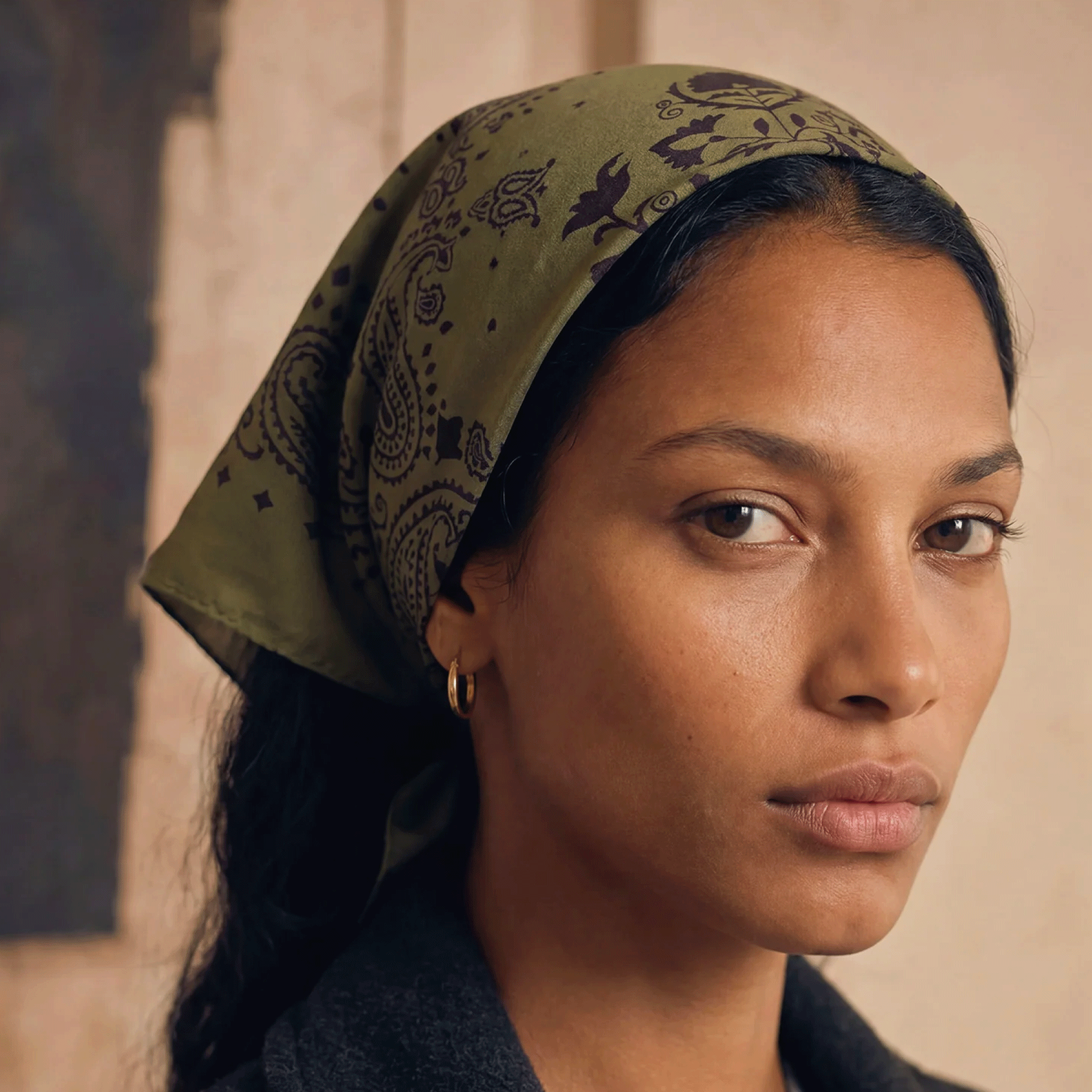 Bandana en soie Khaki – 70 × 70 cm