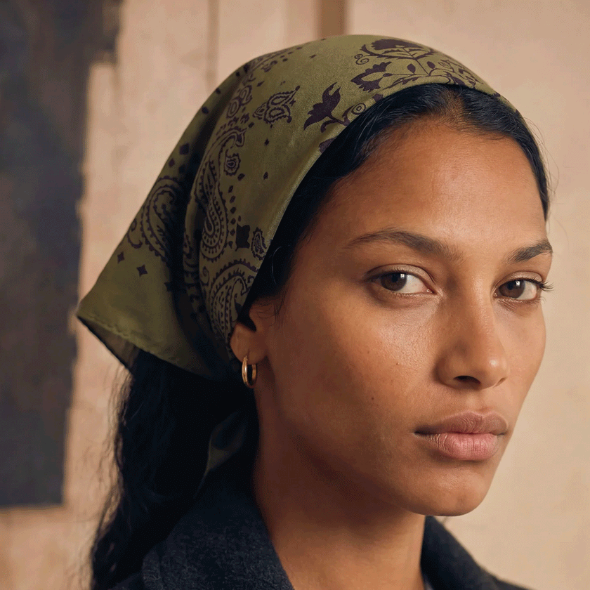 Bandana en soie Khaki – 70 × 70 cm