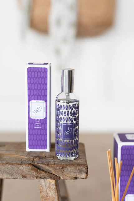 Spray d'ambiance dans un champs de lavande