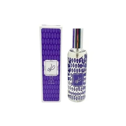 Spray d'ambiance dans un champs de lavande