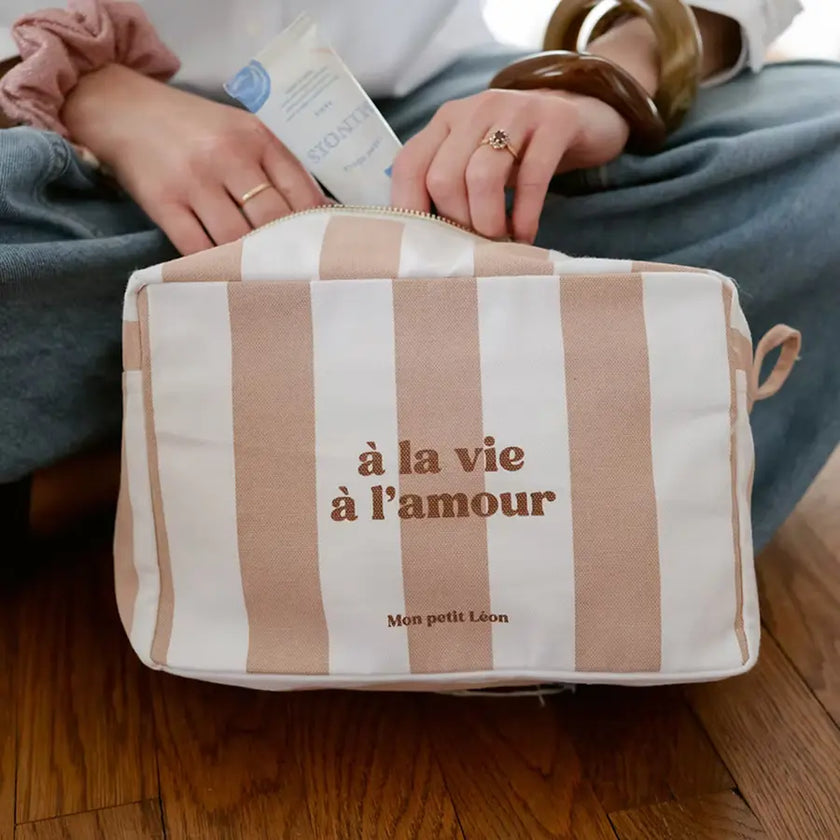 trousse de toilette rayé beige et nude à la vie à l'amour
