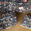 trousse de toilette bleu marine fleurie