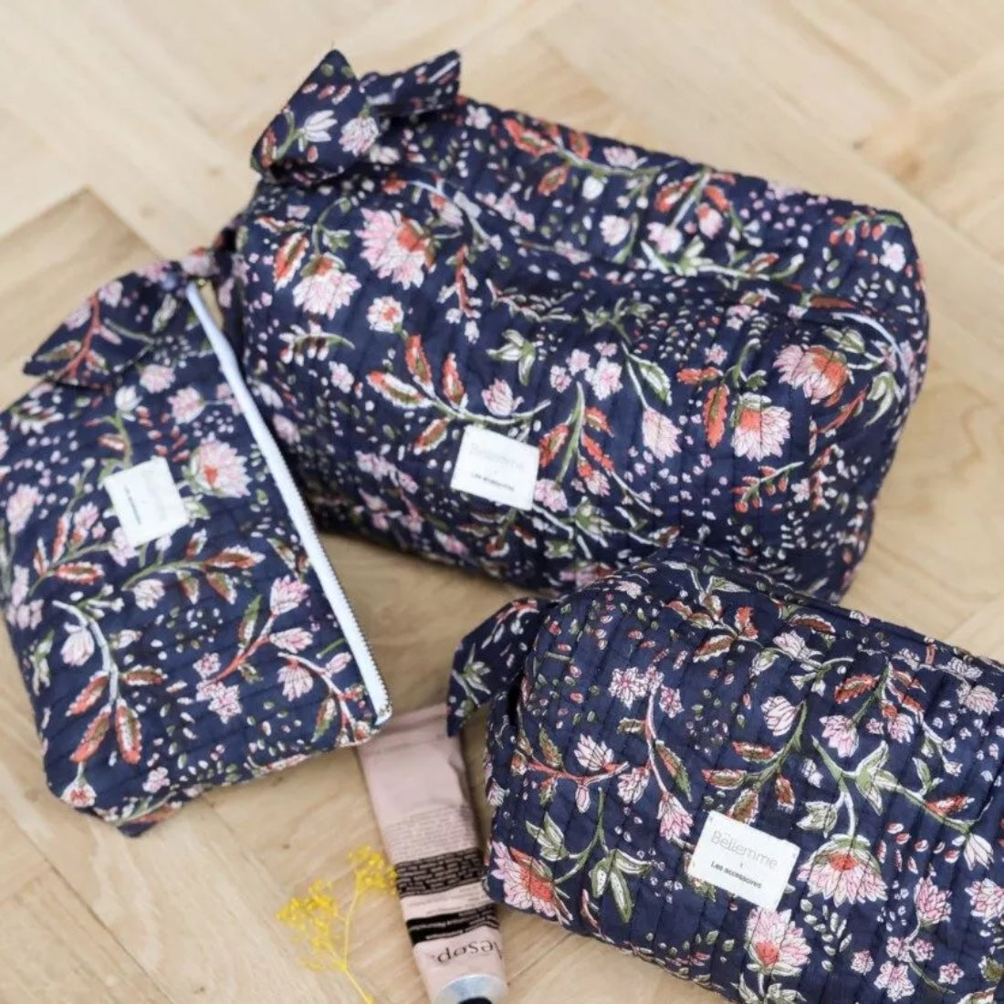 trousse de toilette bleu marine fleurie