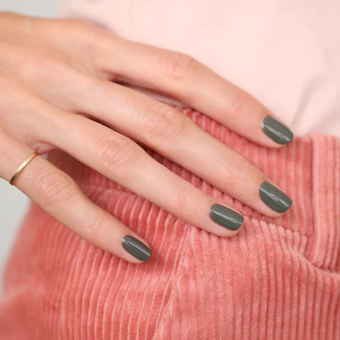 Vernis semi-permanent khaki manucurist