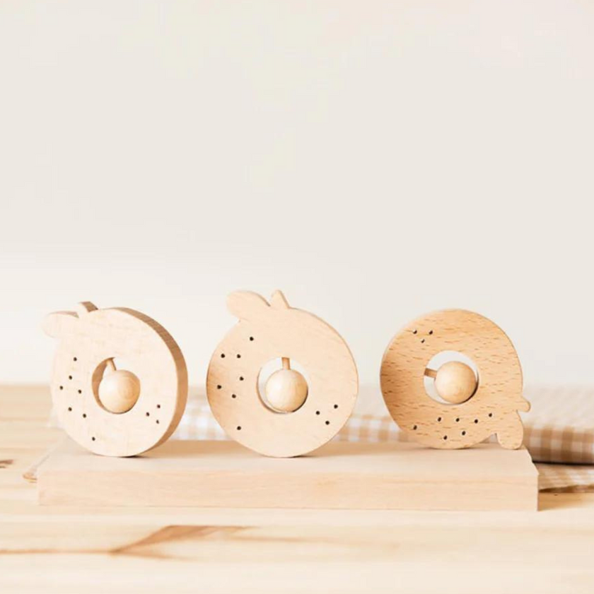 hochet orange en bois