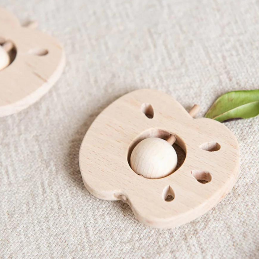 hochet pomme en bois