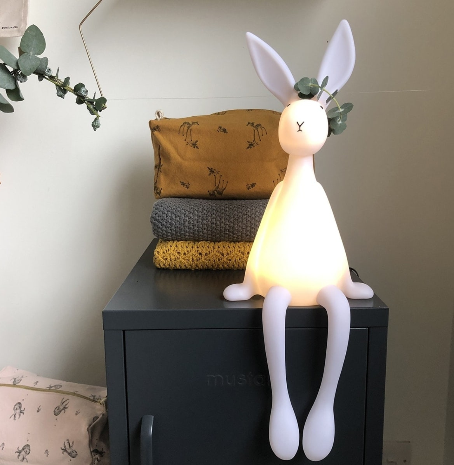 lampe joseph rose in april